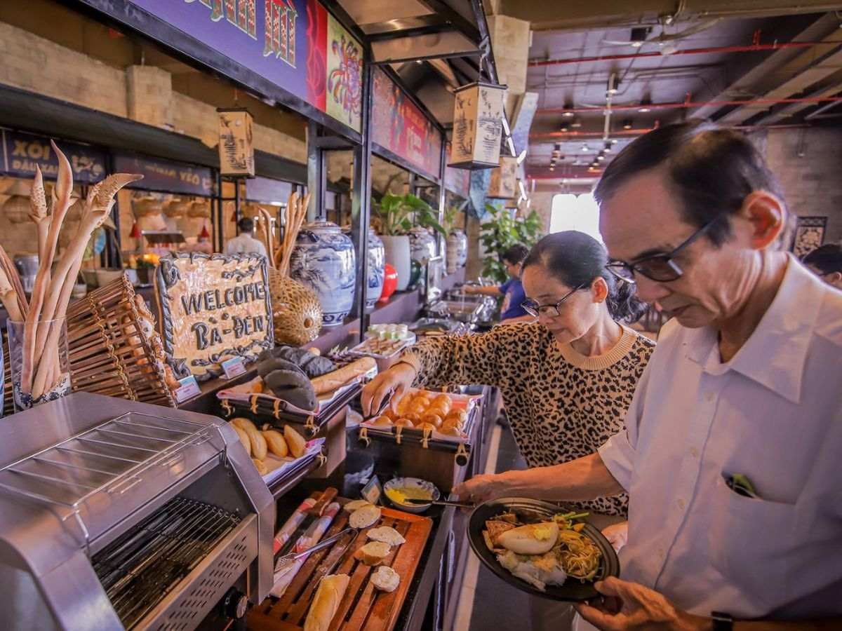 Du khách chọn món tại quầy buffet trong Nhà hàng Vân Sơn.