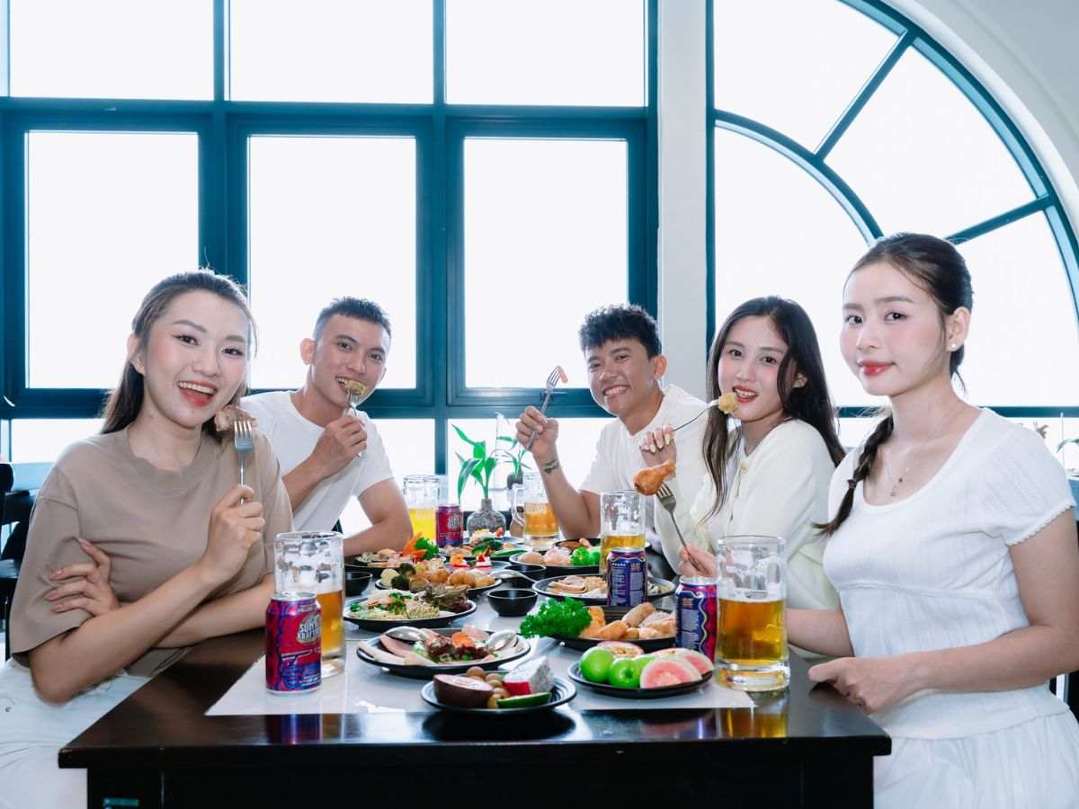Nhóm bạn dùng buffet bên ô cửa kính tại Nhà hàng Vân Sơn.