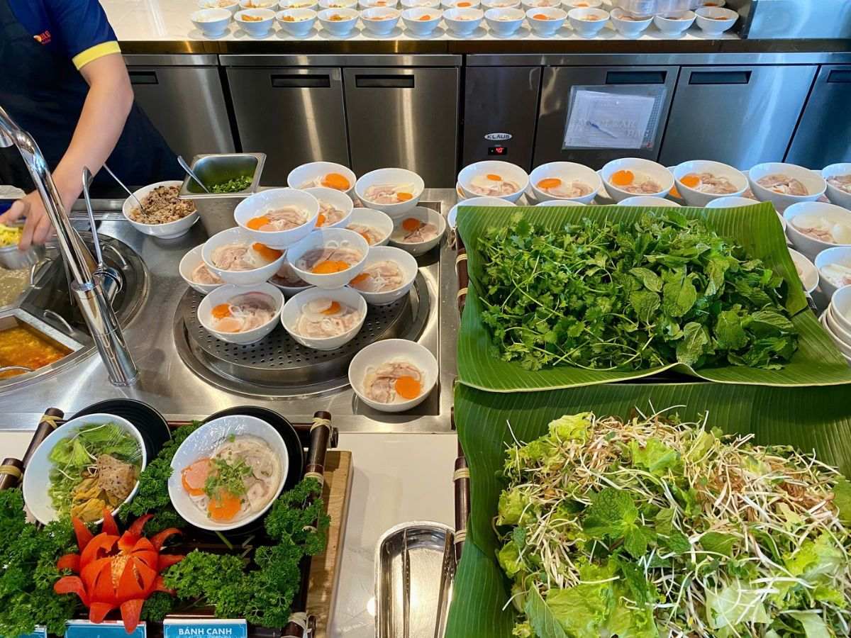 Quầy bánh canh nóng với rau ăn kèm tại Nhà hàng Vân Sơn.