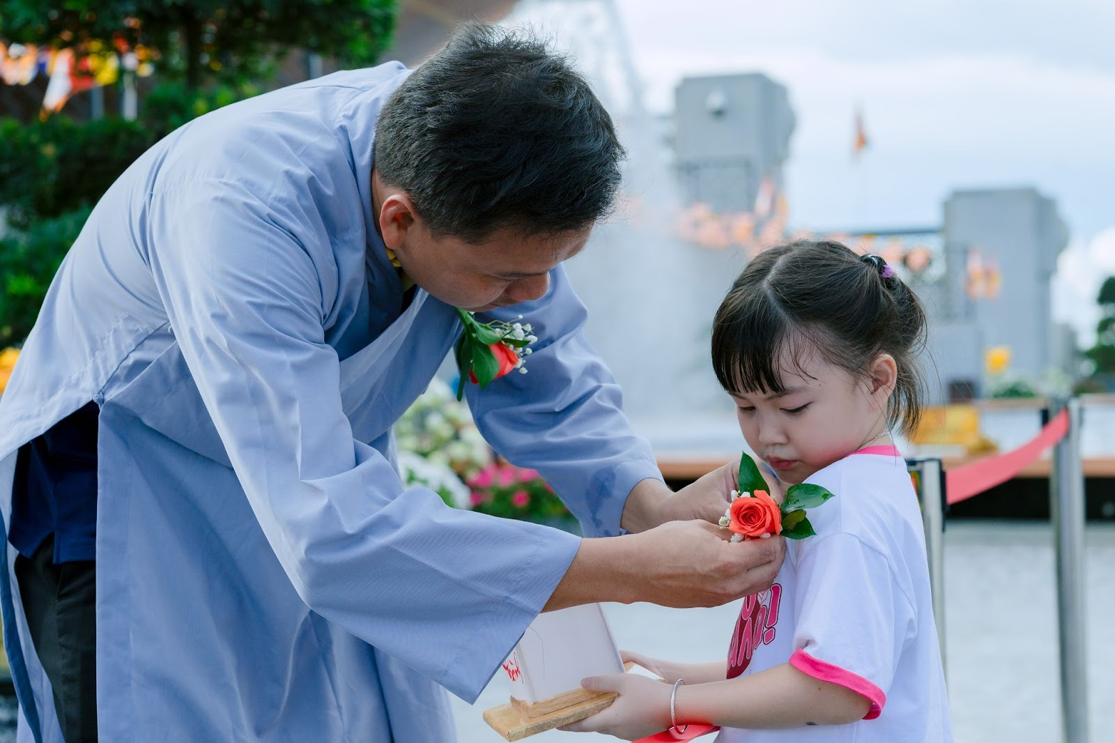 Nghi thức cài hoa hồng là một trong những nghi thức ý nghĩa nhất mùa Vu Lan tại núi Bà Đen