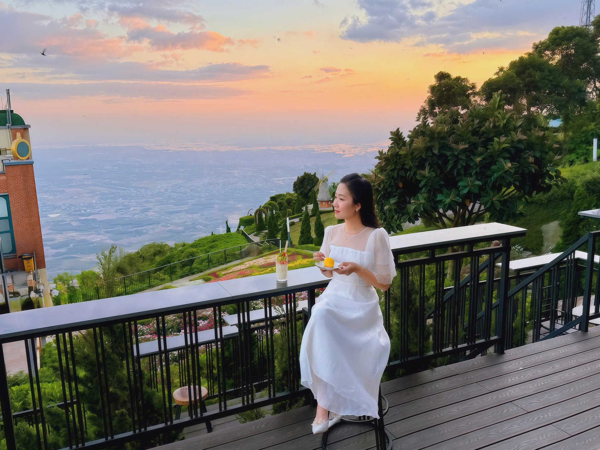 Du khách thưởng thức trà bánh và ngắm nhìn cảnh mây tại núi Bà Đen