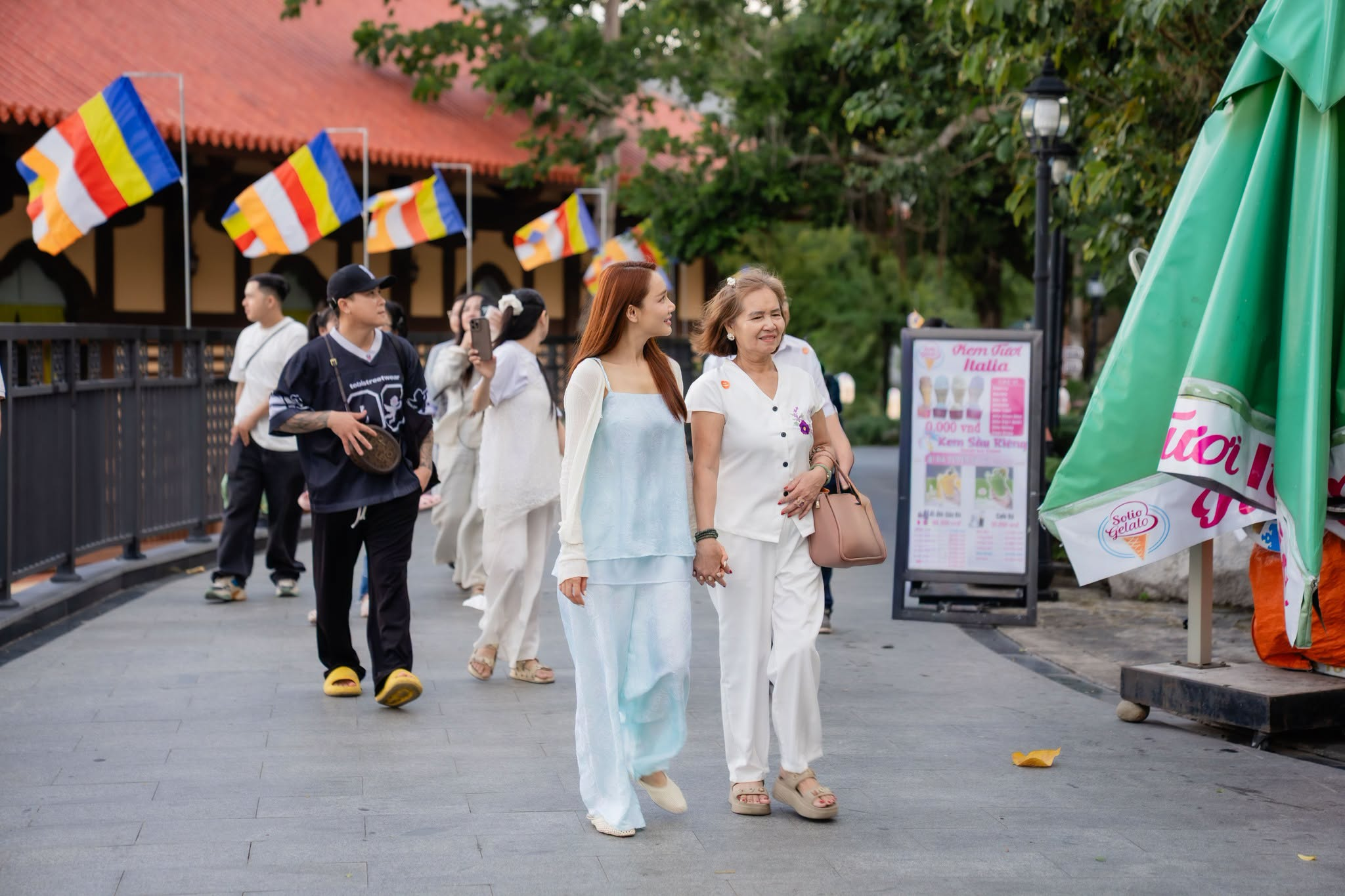 Du khách đi lễ cầu bình an tại khu vực chùa Bà