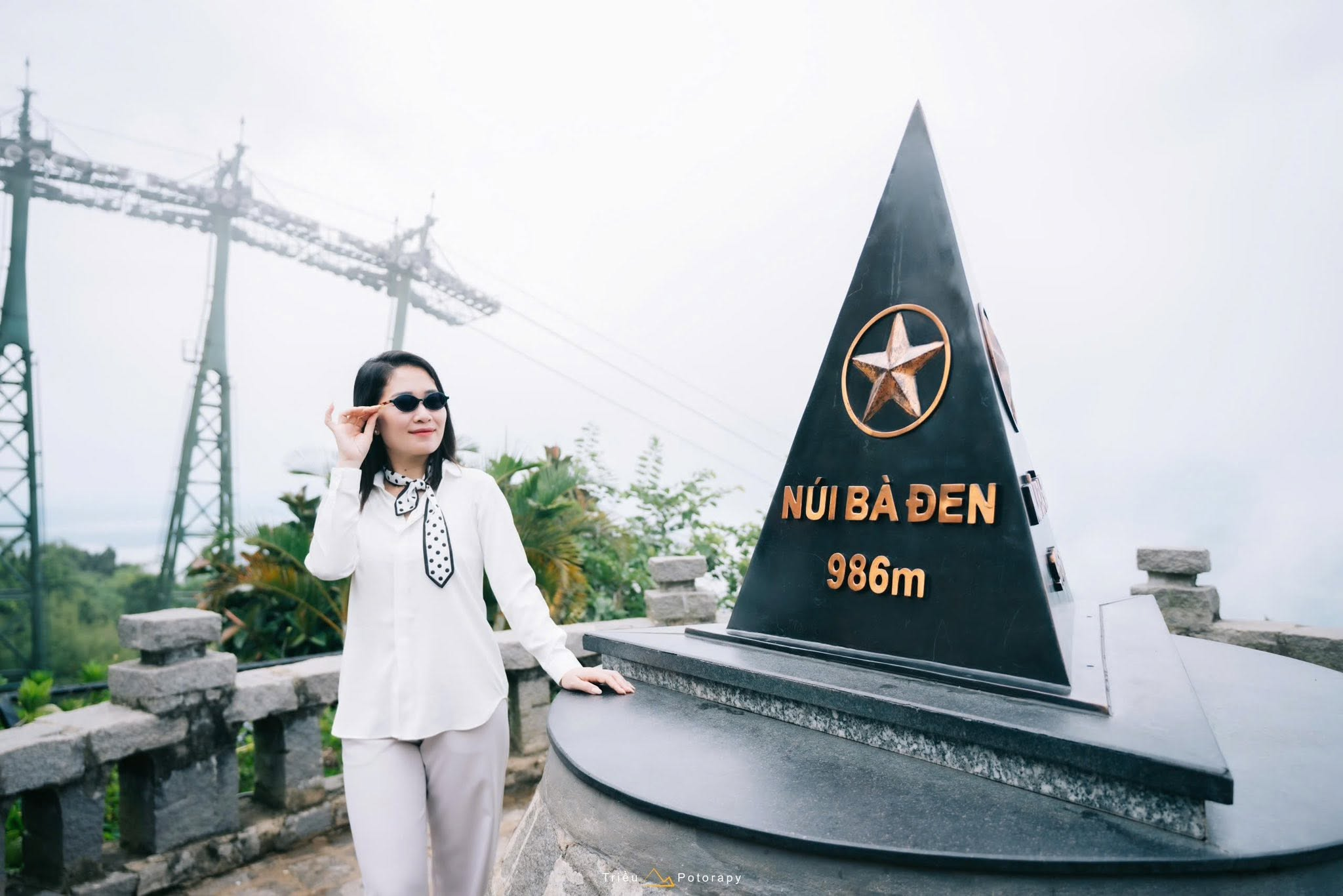 Du khách check-in bên cột mốc 986 m