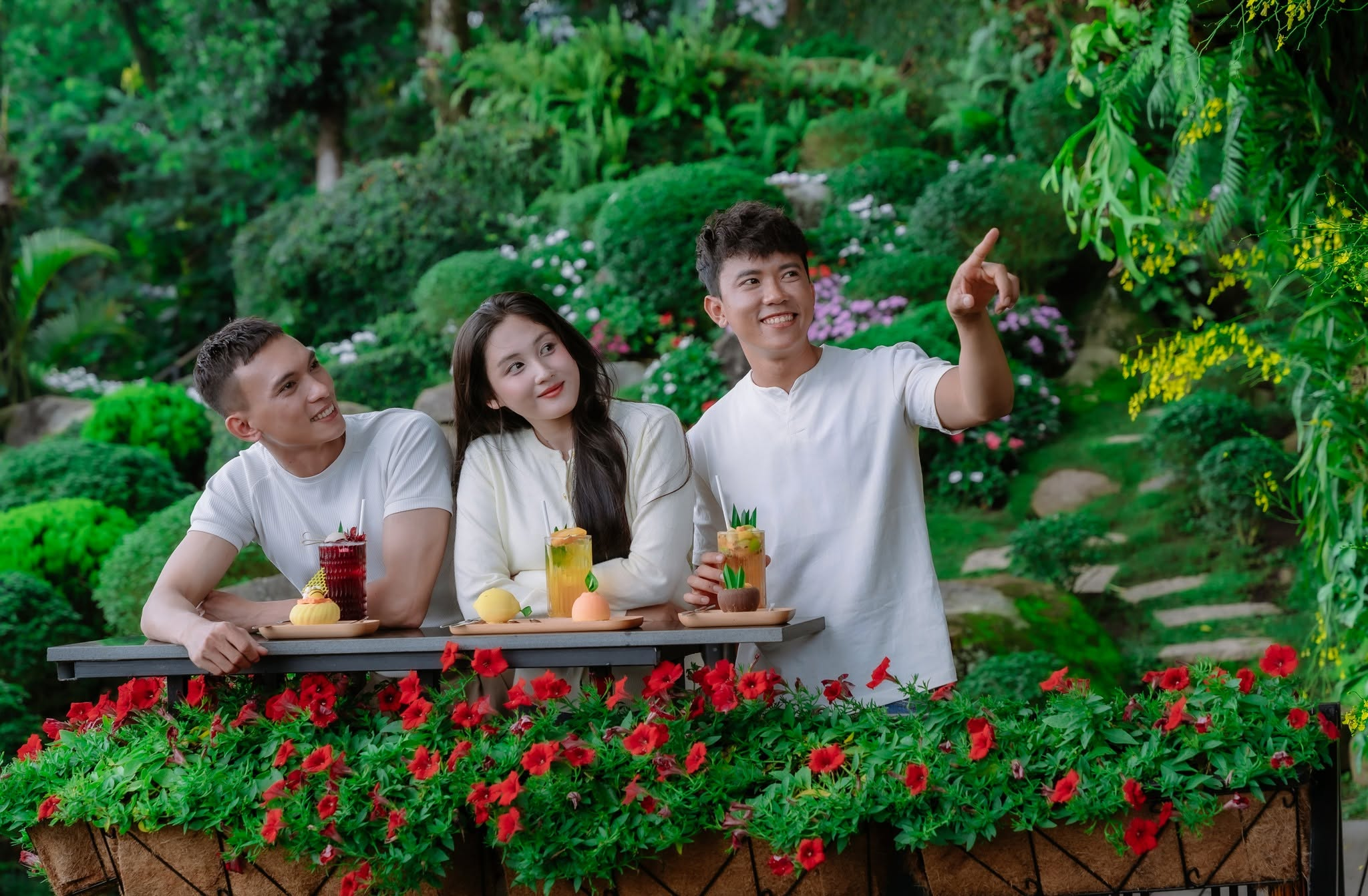 Du khách trải nghiệm không gian mát mẻ trên đỉnh núi Bà Đen