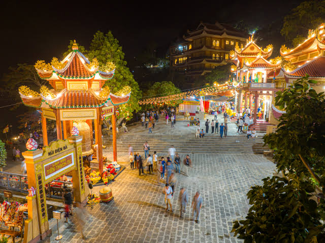 Khu vực chùa núi Bà Đen lung linh về đêm