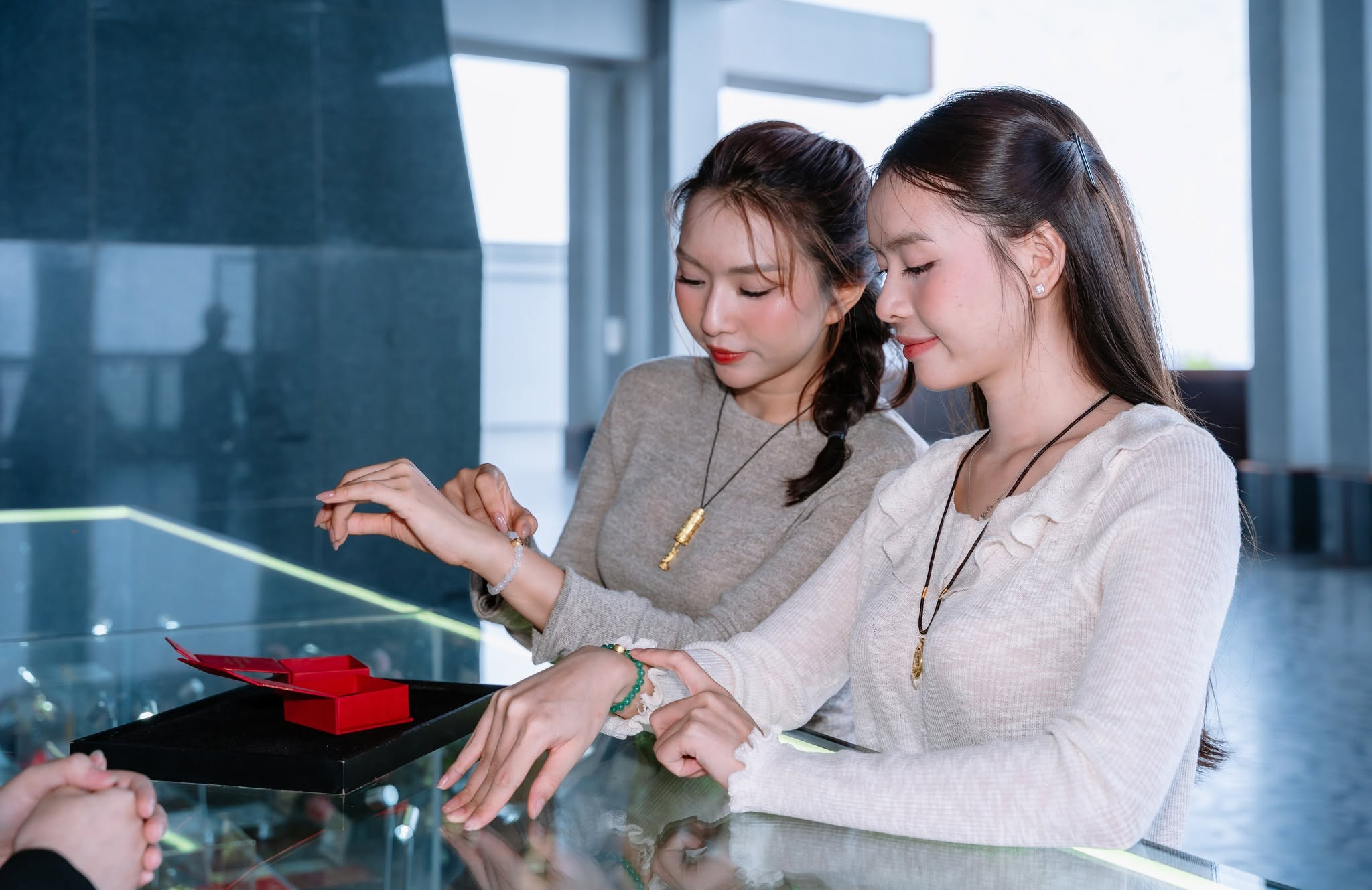 Du khách trải nghiệm các vật phẩm tâm linh cầu bình an, sức khỏe tại quầy lưu niệm