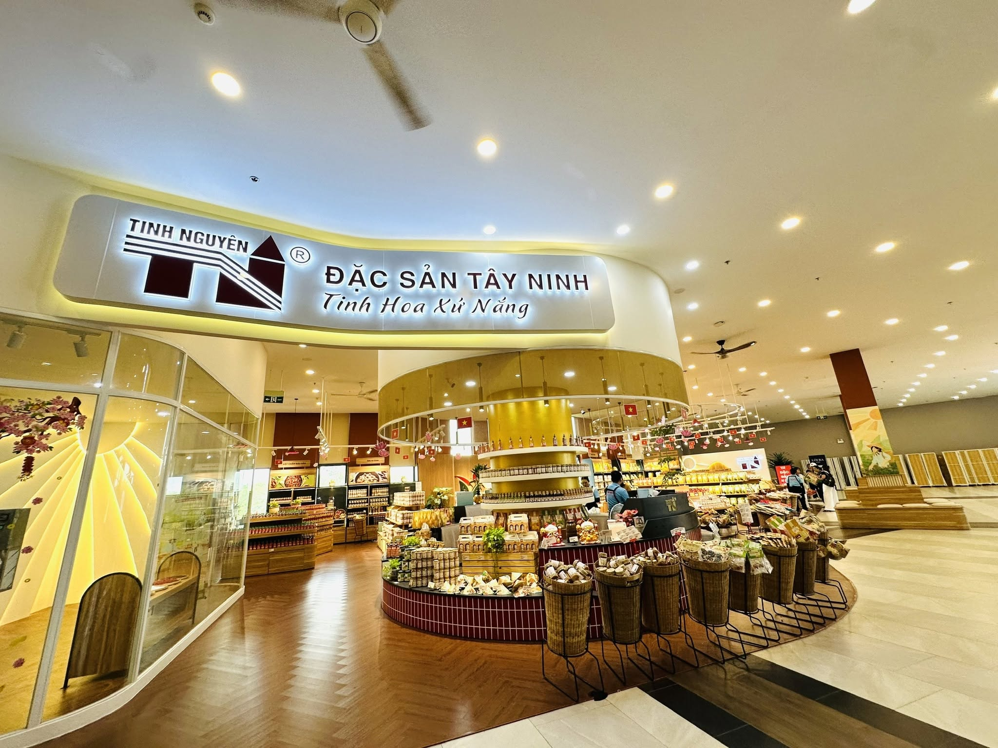 Du khách có thể lựa chọn đa dạng đặc sản Tây Ninh về làm quà tại các cửa hàng lưu niệm