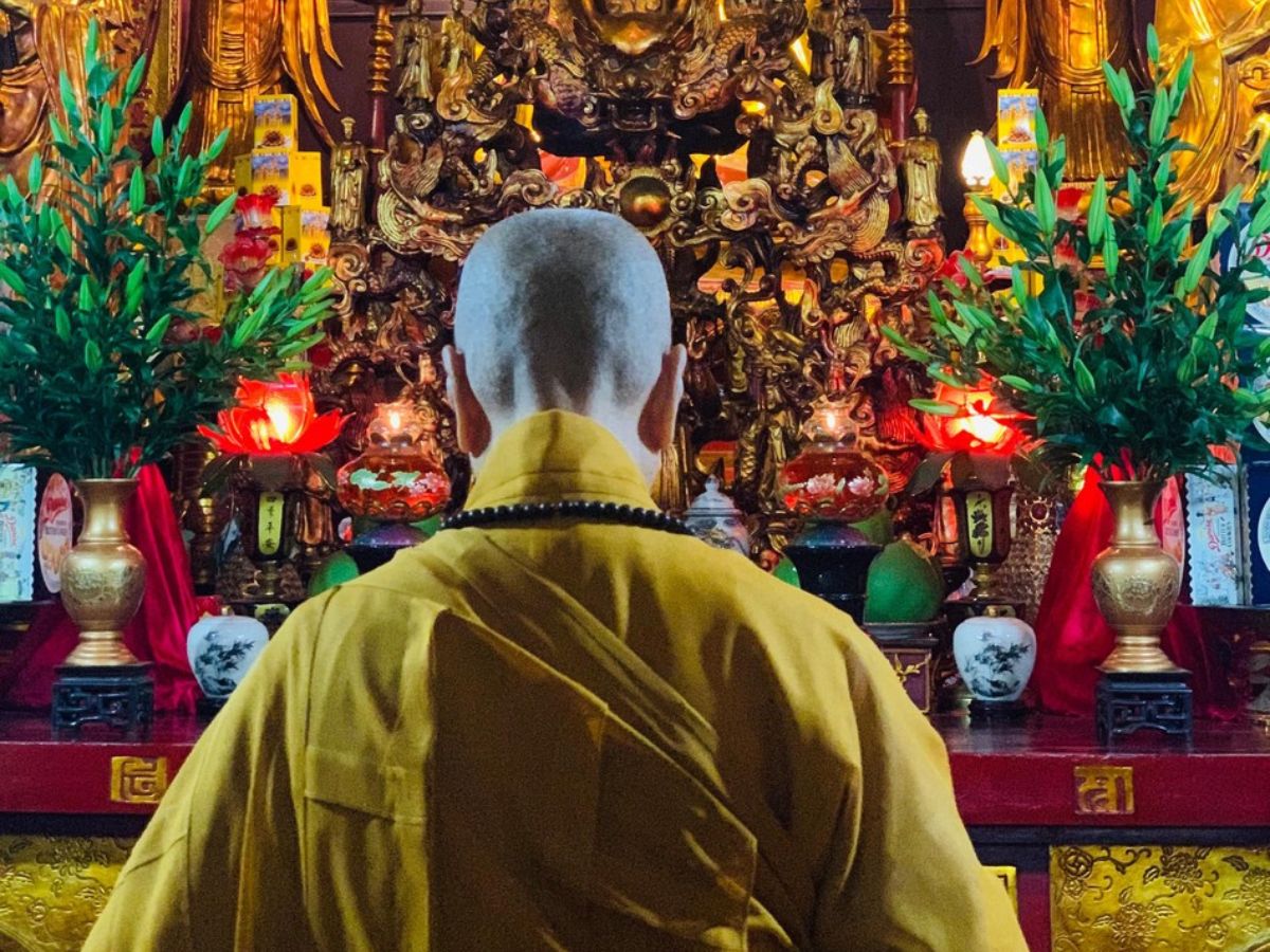 Dâng hương đọc khấn với lòng thành kính. (Nguồn: Sưu tầm)