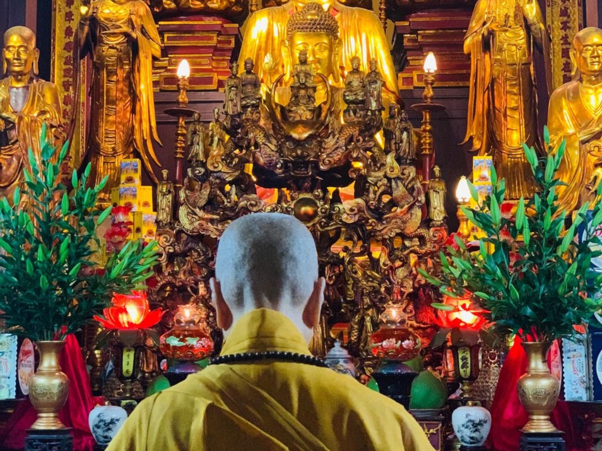 Thỉnh Phật về thờ với tâm thành kính và trang nghiêm. (Nguồn: Sưu tầm)