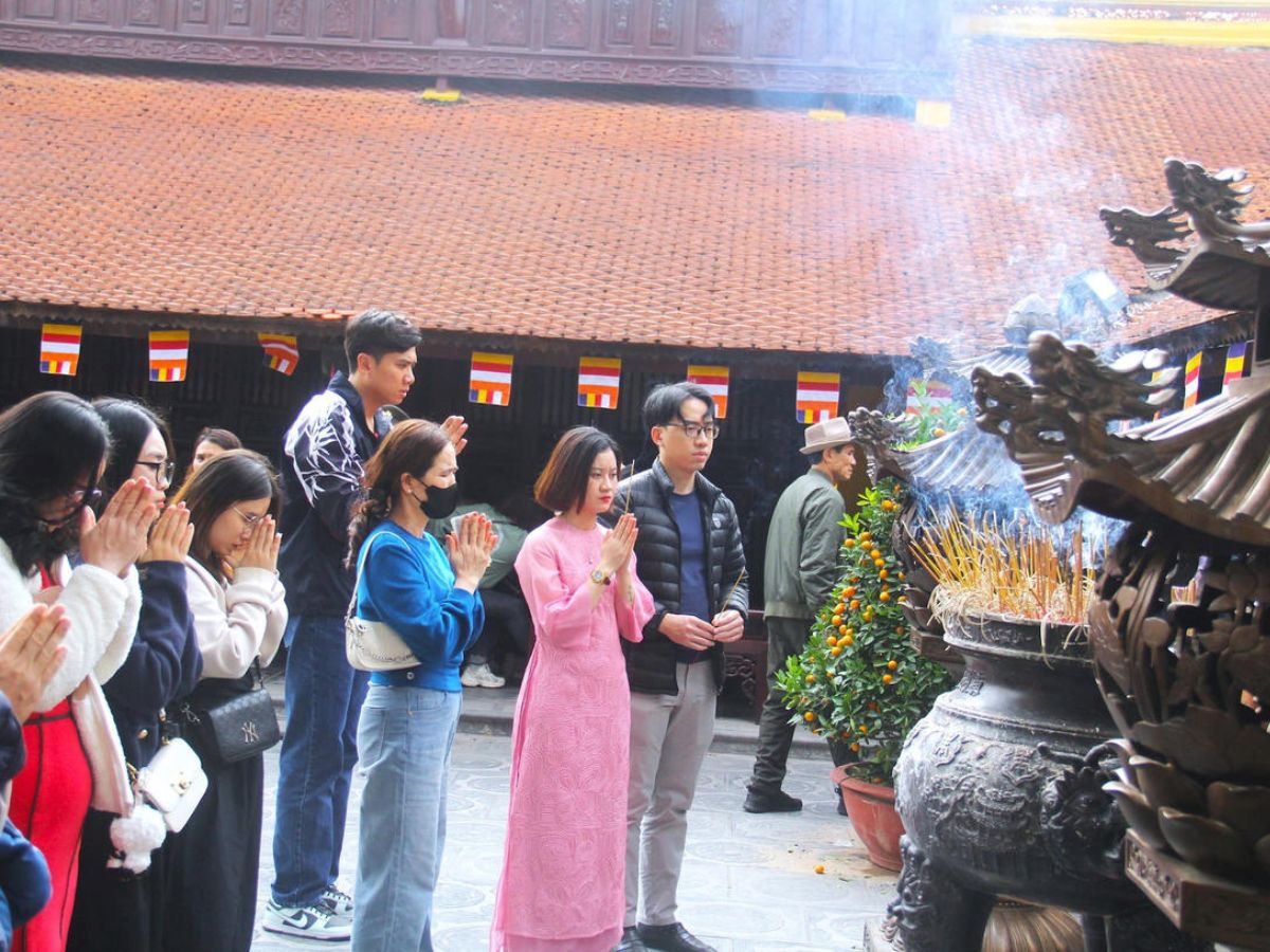 Lòng tri ân được gửi gắm qua từng nén hương thành kính. (Nguồn: Sưu tầm)