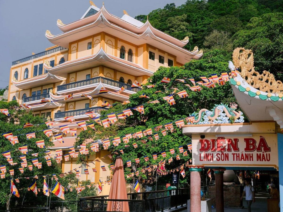 Không gian trang nghiêm trên đỉnh núi Chúa giúp tâm dễ tĩnh lặng. (Nguồn: Sưu tầm)