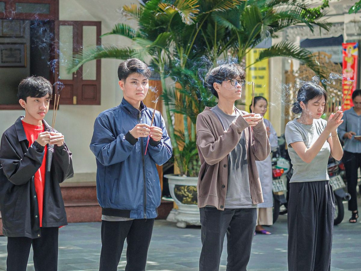 Lễ chùa không chỉ là tín ngưỡng mà còn là hành trình nuôi dưỡng tâm lành. (Nguồn: Sưu tầm)