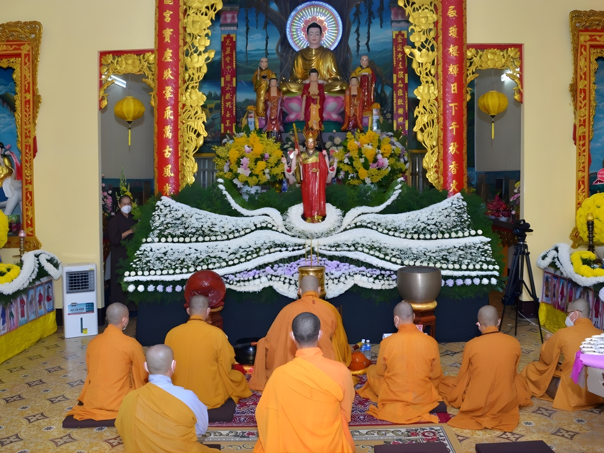 Khi cầu siêu tại chùa, các chư Tăng sẽ hỗ trợ chuẩn bị lễ vật giúp gia chủ. (Nguồn: Sưu tầm)