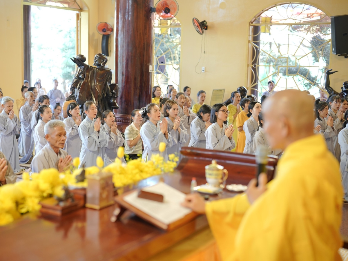 Lễ quy y Tam Bảo được thực hiện trong không khí trang nghiêm, thành kính. (Nguồn: Sưu tầm)