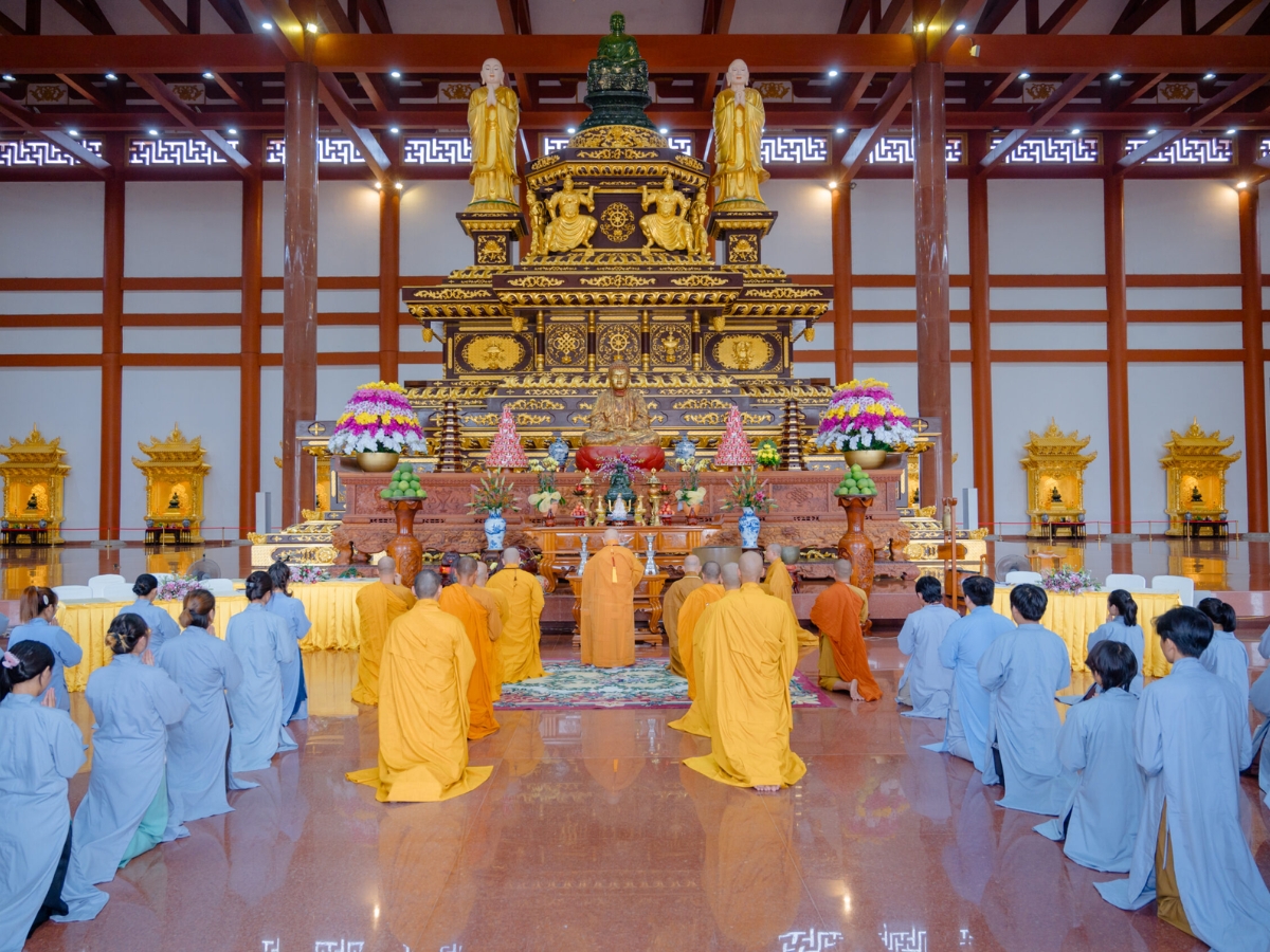 Quy y Tam Bảo mang ý nghĩa quay về nương tựa ba ngôi báu là Phật – Pháp – Tăng. (Nguồn: Sưu tầm)