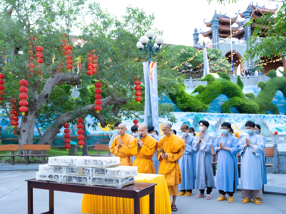 Thành tâm khấm nguyện trước khi phóng sinh. (Nguồn: Sưu tầm)