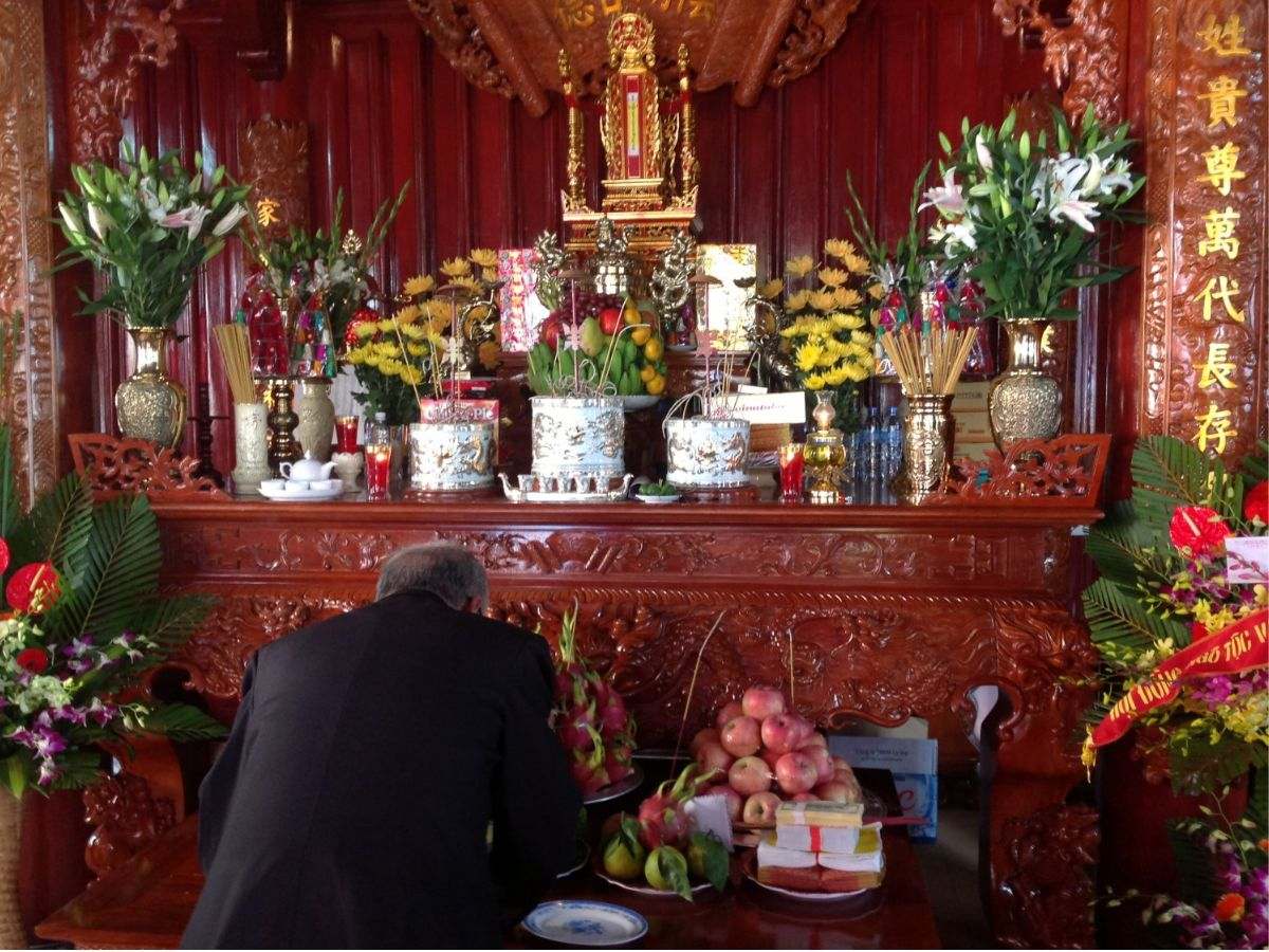 Việc thực hiện cúng vái lạy không phải là số lượng lạy nhiều hay ít, mà là sự trang nghiêm và thành tâm (Nguồn: Sưu tầm)