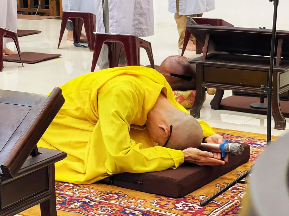 Vái và lạy không phải là những hành động có thể thay thế cho nhau một cách tùy tiện (Nguồn: Sưu tầm)