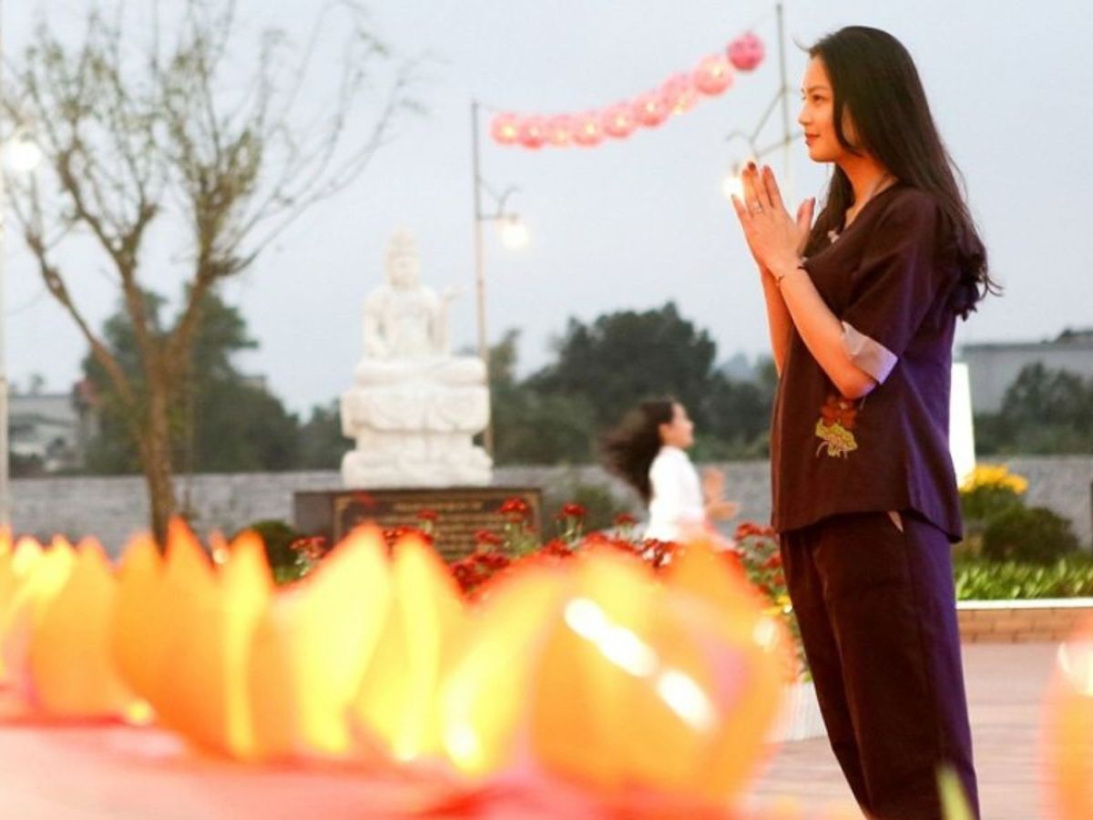 Nên giữ thái độ trang nghiêm, lịch sự và tránh phô trương hay gây phản cảm (Nguồn: Sưu tầm)