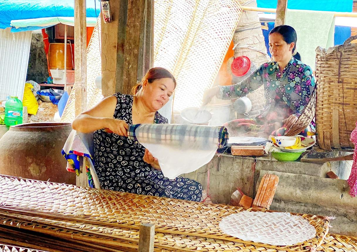 Làng nghề truyền thống góp phần gìn giữ bản sắc địa phương. (Nguồn: Sưu tầm)