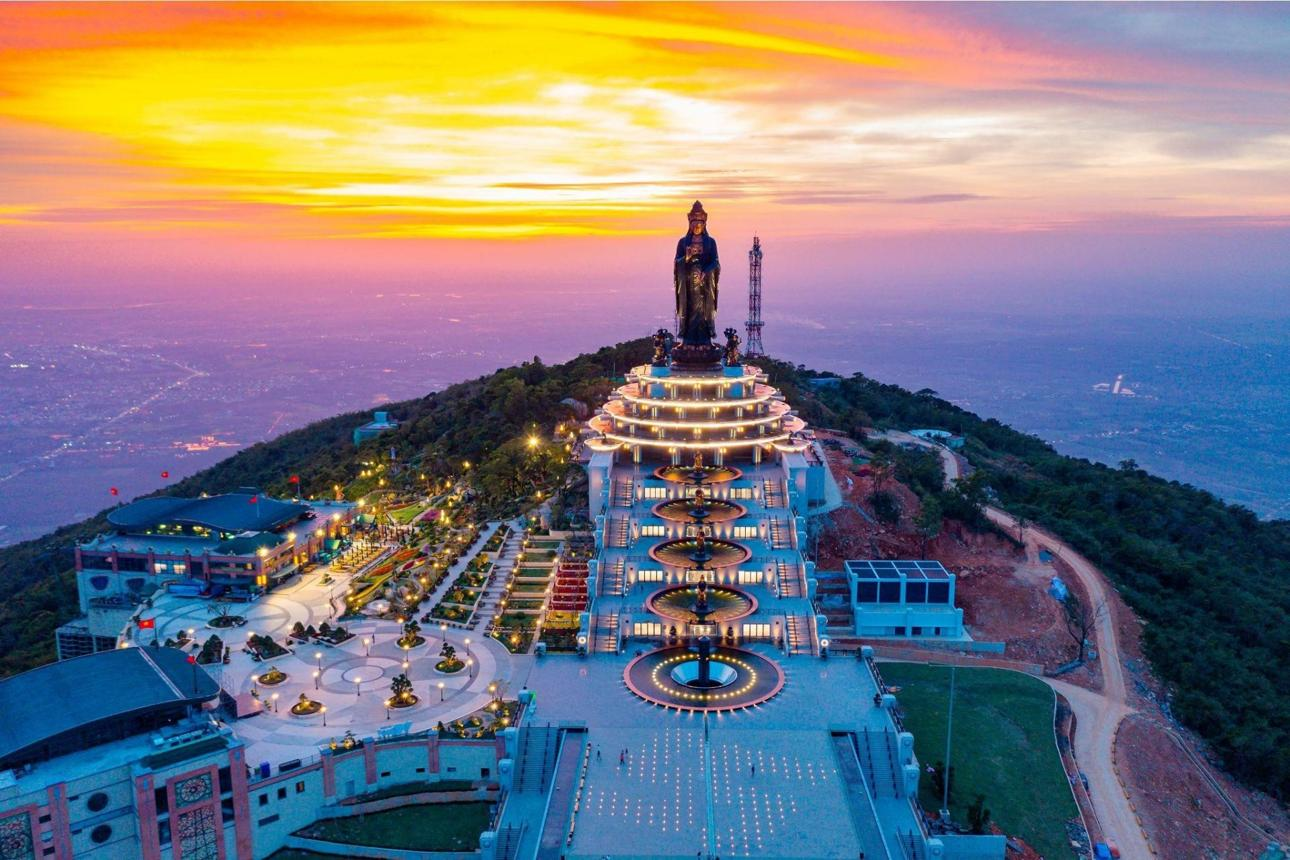 Núi Bà Đen – biểu tượng văn hóa và tâm linh của Tây Ninh. (Nguồn: Sưu tầm)