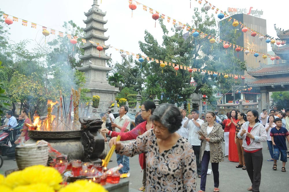 Trang phục thoải mái là ưu tiên hàng đầu khi chọn đồ đi lễ chùa (Nguồn: Sưu tầm)