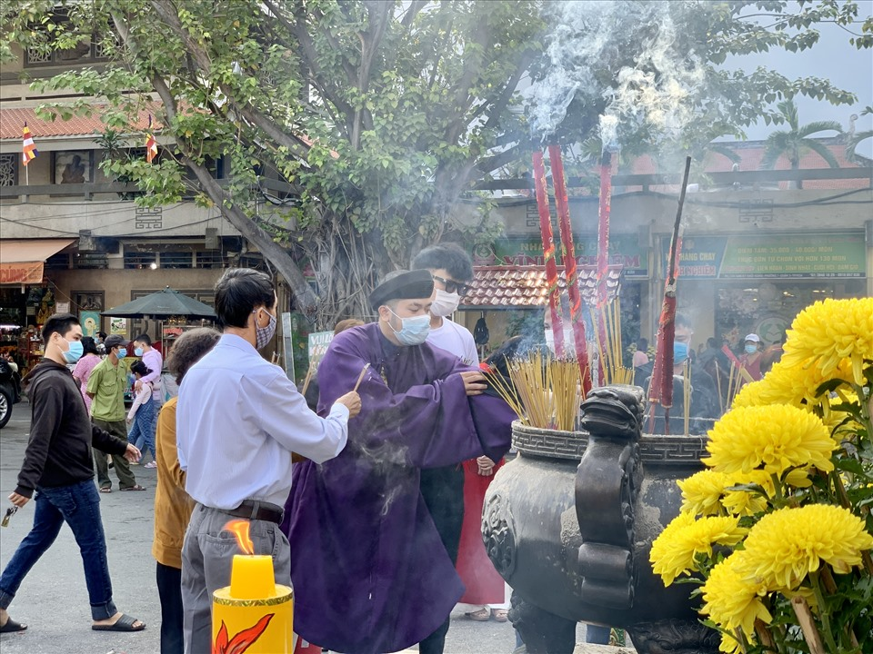 Du khách nên lựa chọn trang phục lịch sự, kín đáo khi đi lễ chùa để thể hiện sự tôn kính (Nguồn: Sưu tầm)