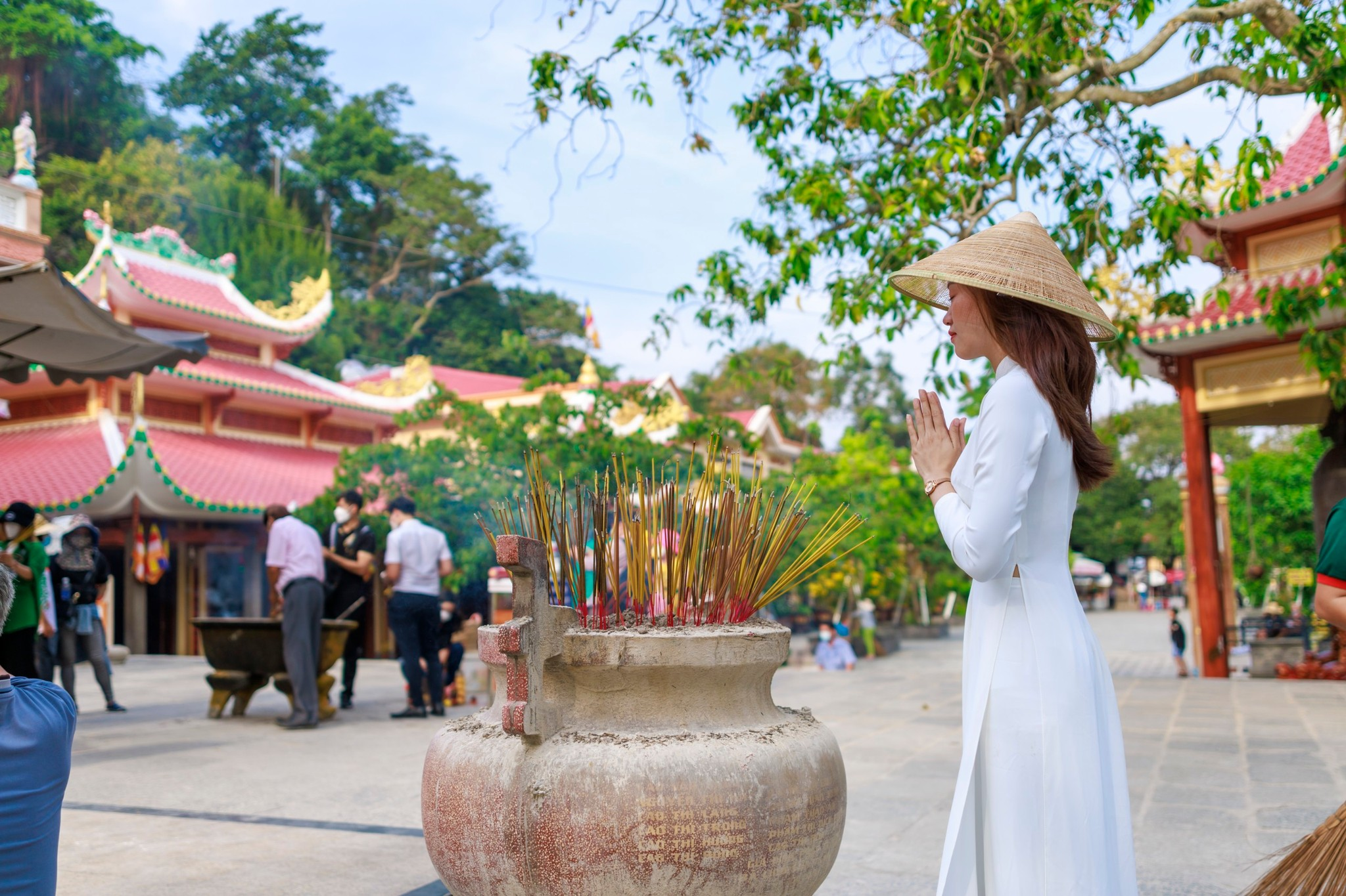 Du khách cầu nguyện bình an, tài lộc trước chùa Bà (Nguồn: Sưu tầm)