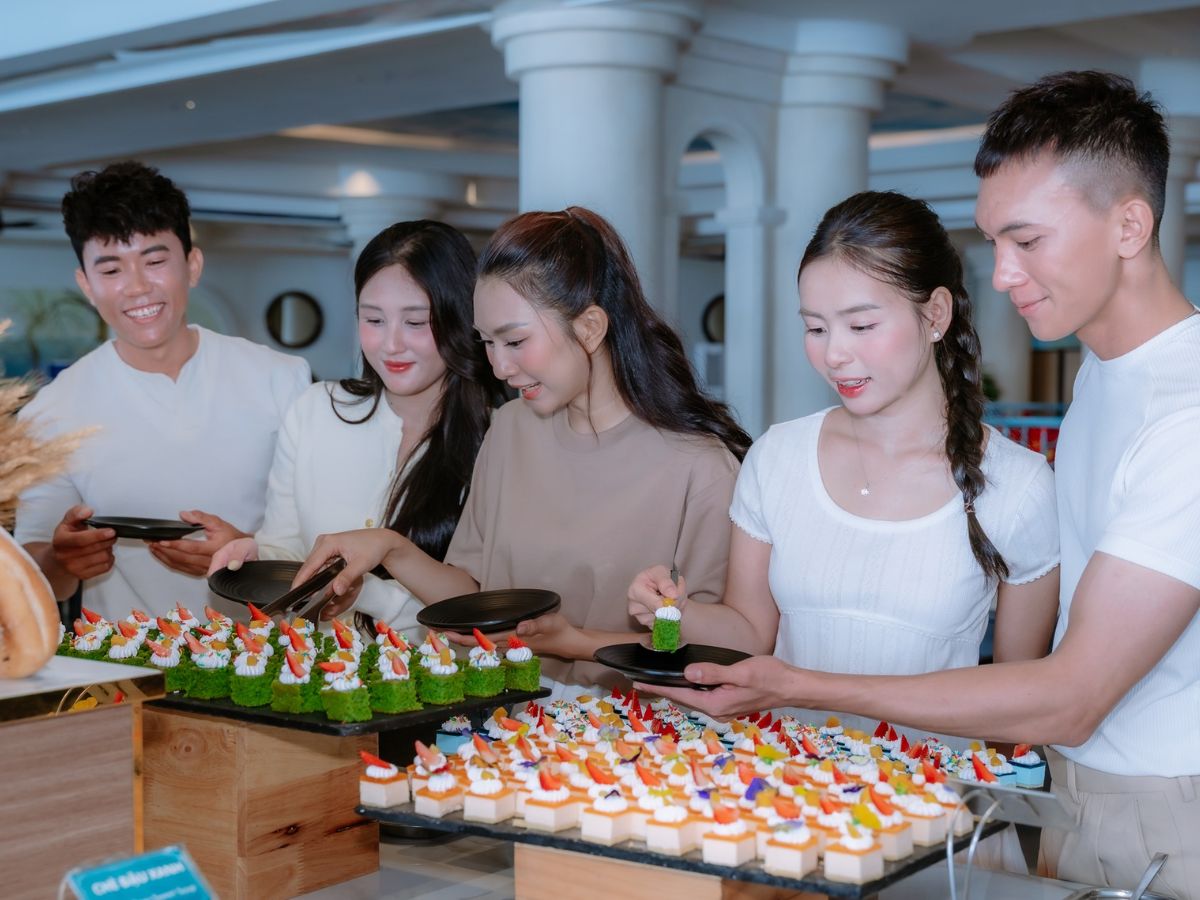 Nhóm khách trẻ chọn món tráng miệng tại quầy Buffet Vân Sơn.