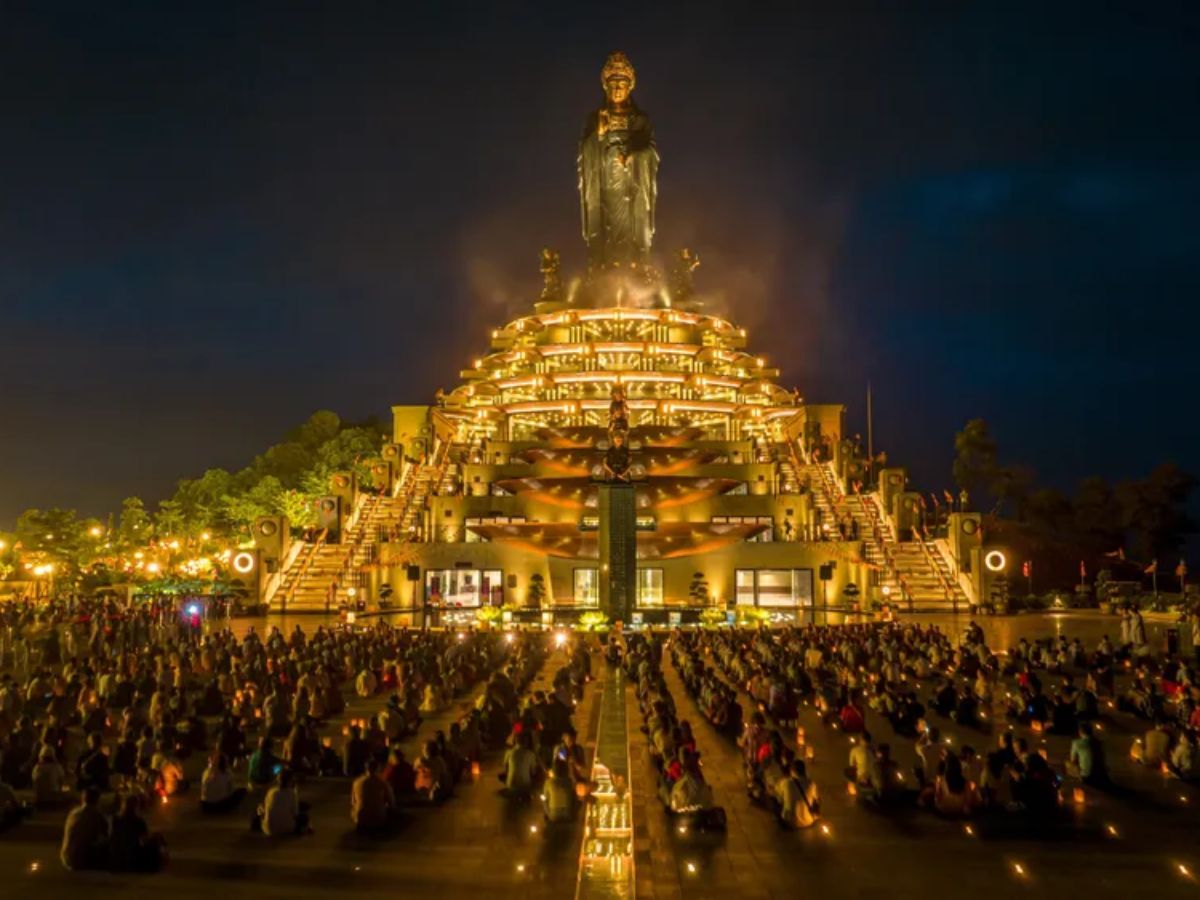 Núi Bà Đen là điểm check-in nổi bật ở Tây Ninh với các công trình tâm linh ấn tượng. (Nguồn: Sưu tầm)