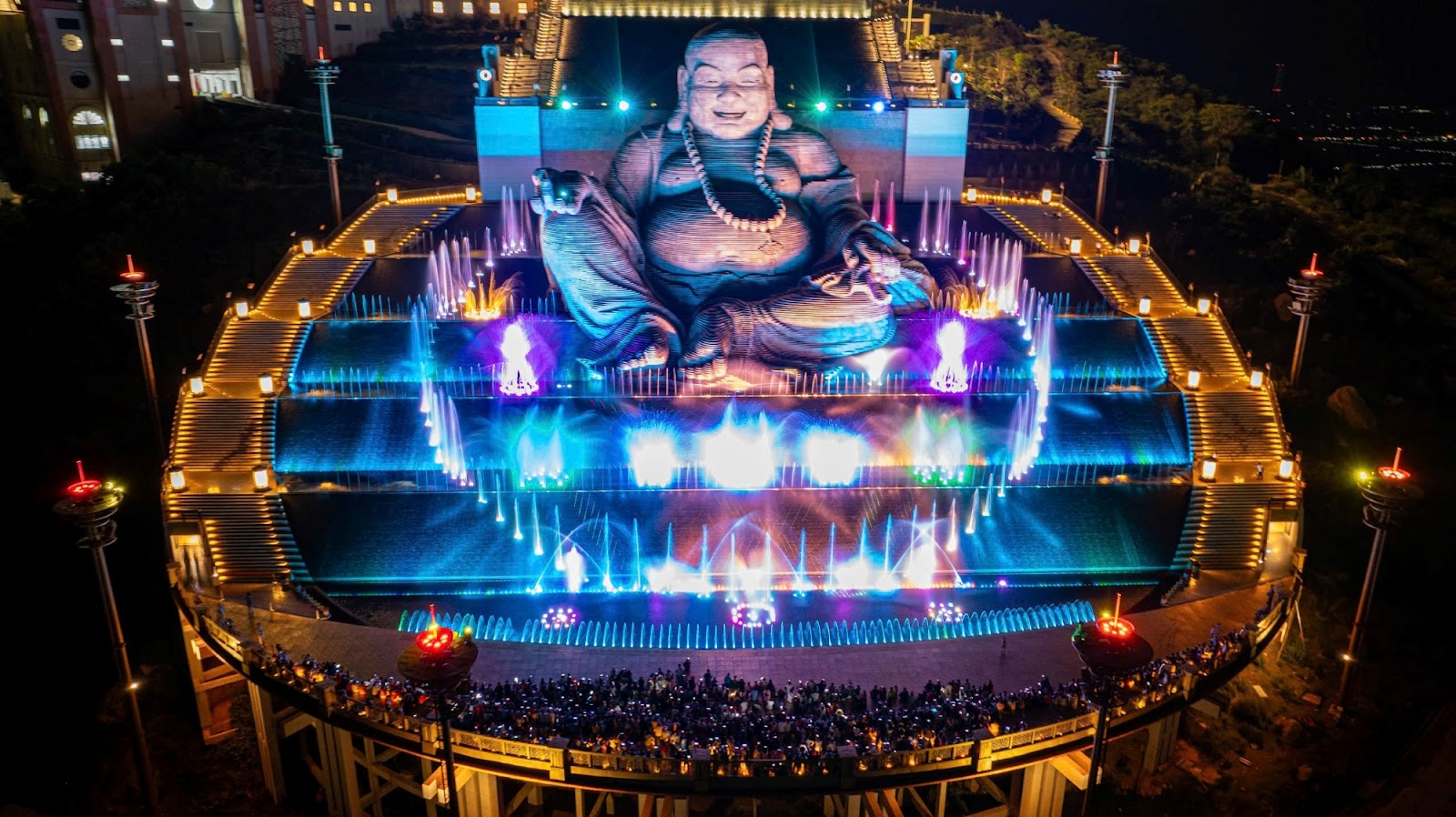 Show nhạc nước tại Sun World Ba Den Mountain gây ấn tượng với hiệu ứng nước và ánh sáng hiện đại. (Nguồn: Sưu tầm)