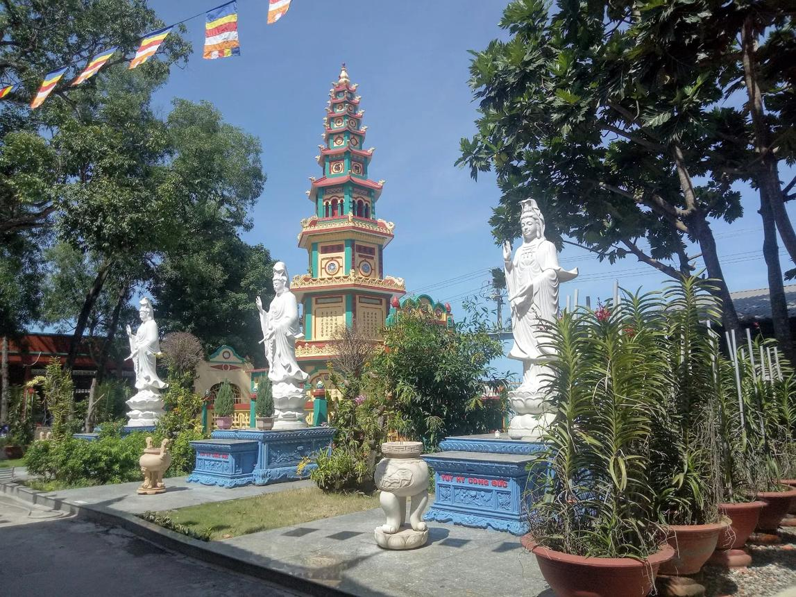 Khuôn viên rộng rãi với nhiều cây xanh tạo nên không gian thanh tịnh đặc trưng của chùa Linh Nguyên. (Nguồn: Sưu tầm)