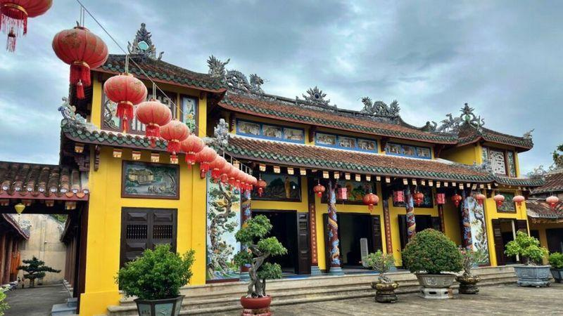 Khuôn viên chùa rộng rãi với nhiều cây xanh, tạo nên không gian thanh tịnh và yên bình. (Nguồn: Sưu tầm)