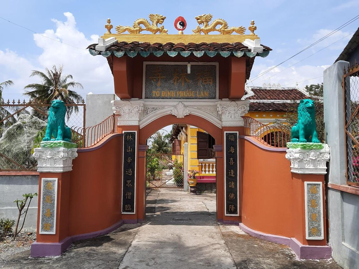 Cổng Tam quan chùa Phước Lâm Tân An là điểm nhấn kiến trúc đầu tiên chào đón du khách và Phật tử. (Nguồn: Sưu tầm)