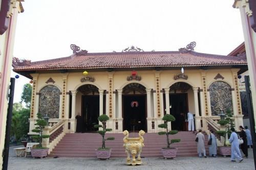 Khuôn viên chùa rộng rãi, nhiều cây xanh lâu năm tạo nên không gian thanh tịnh và gần gũi với thiên nhiên. (Nguồn: Sưu tầm)