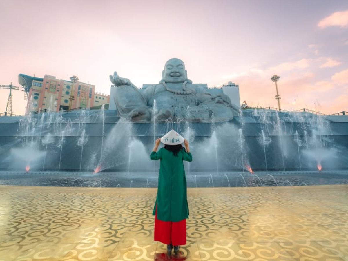 Du khách mặc trang phục phù hợp, nhã nhặn và thái độ trang trọng nơi không gian linh thiêng núi Bà Đen. (Nguồn: Sưu tầm)