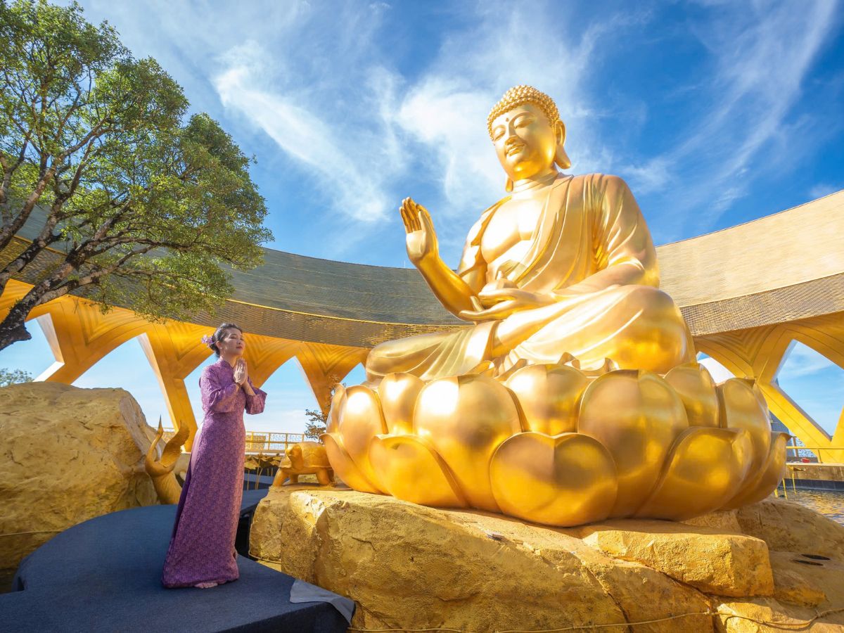 Du khách chiêm bái tượng Phật Câu Na Hàm Mâu Ni tại vườn Ưu Đàm, Núi Bà Đen. (Nguồn: Sưu tầm)