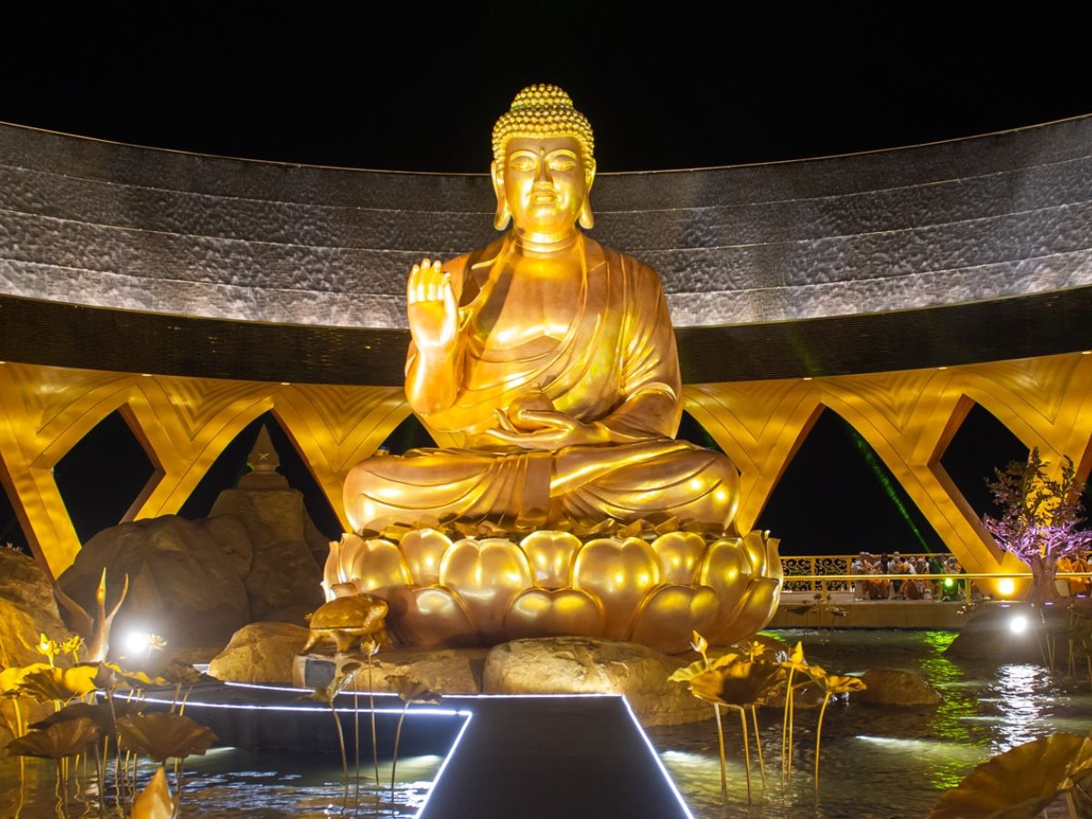 Phật Câu Na Hàm Mâu Ni trong khuôn viên vườn Ưu Đàm tĩnh tại giữa mây trời. (Nguồn: Sưu tầm)