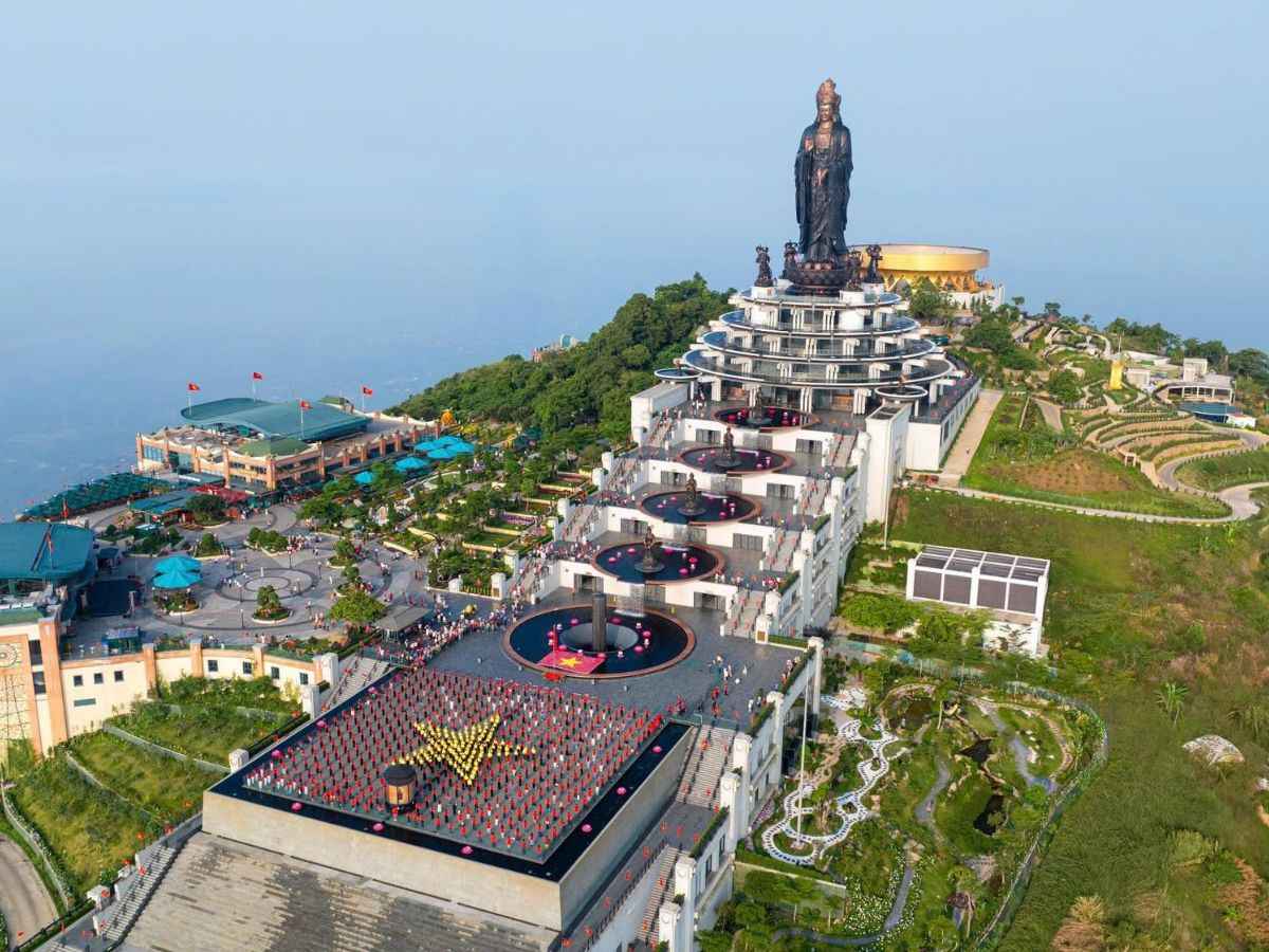 Toàn cảnh quần thể công trình tâm linh trên đỉnh Núi Bà Đen.