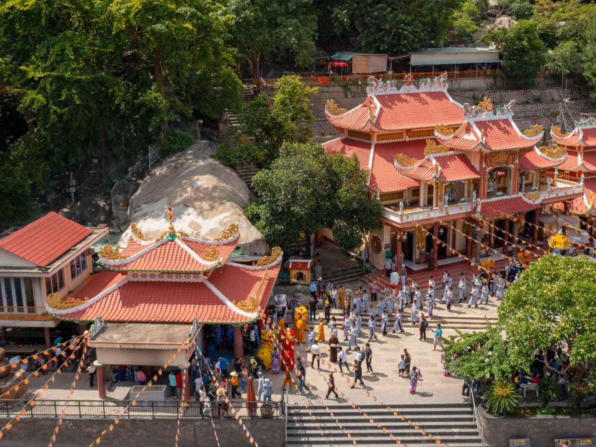 Không khí hành hương nhộn nhịp tại khu chùa Bà trên Núi Bà Đen.