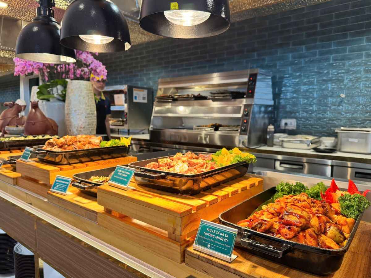 Quầy buffet món nóng trên đỉnh Núi Bà Đen phù hợp bữa trưa gia đình.