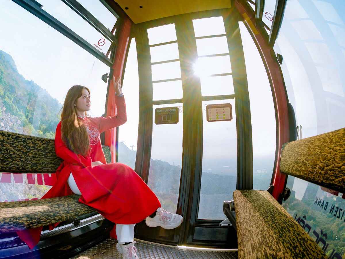 Du khách ngắm cảnh Tây Ninh từ cabin cáp treo lên Núi Bà Đen.