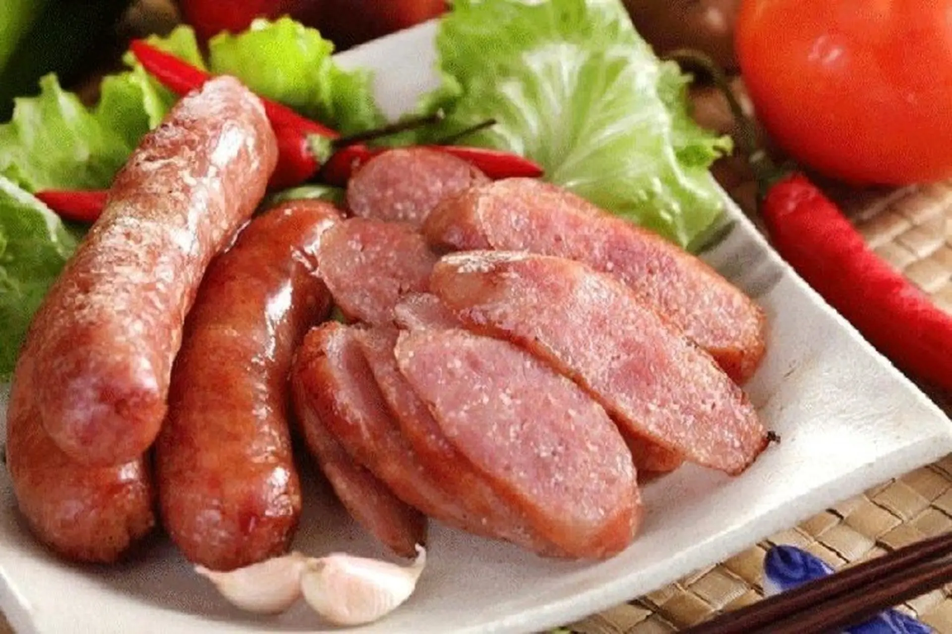 Quy trình làm ra món lạp xưởng Cần Giuộc vô cùng kỳ công. (Nguồn: Sưu tầm)