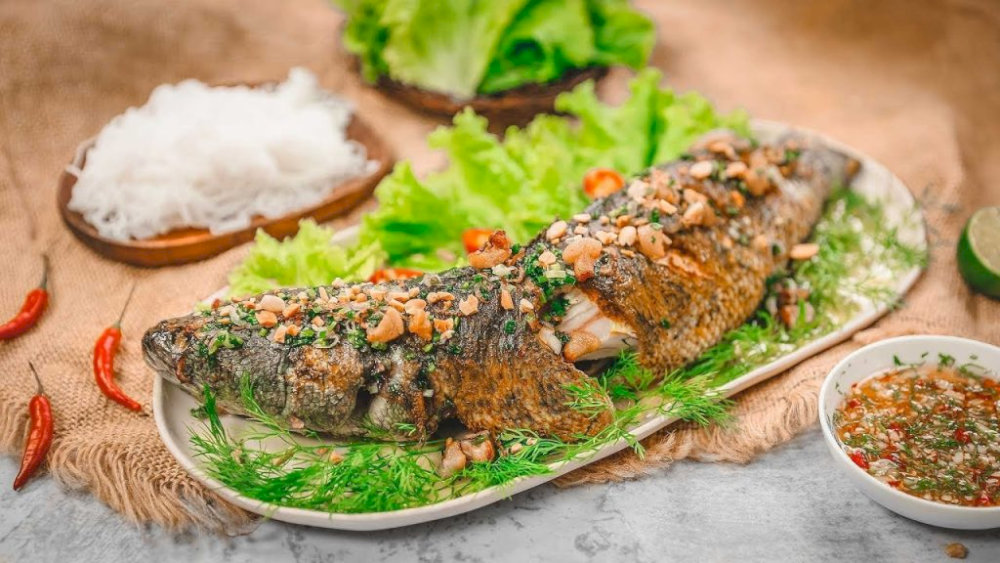 Món ăn thường đi kèm với các loại rau vườn như lá cách, lá cóc non, húng quế, tía tô. (Nguồn: Sưu tầm)