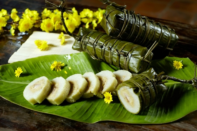 Bánh tét hình trụ dài lại mang ý nghĩa về sự bao bọc của người mẹ và sự kết nối bền vững. (Nguồn: Sưu tầm)