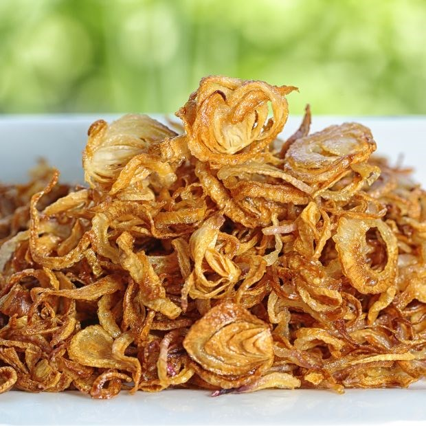 Hành phi là một trong những nguyên liệu tạo nên hương vị cho bánh tráng sa tế. (Nguồn: Sưu tầm)