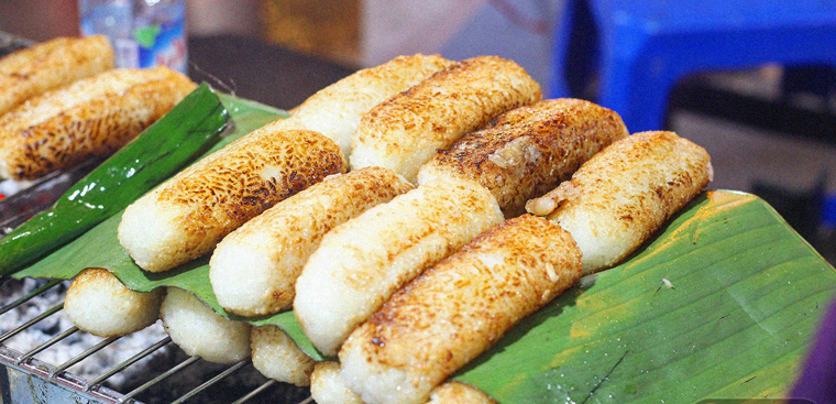 Món ăn bao gồm chuối xiêm chín bọc trong một lớp gạo nếp dẻo. (Nguồn: Sưu tầm)