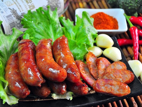 Lớp vỏ bóng mượt của lạp xưởng Cần Giuộc. (Nguồn: Sưu tầm)