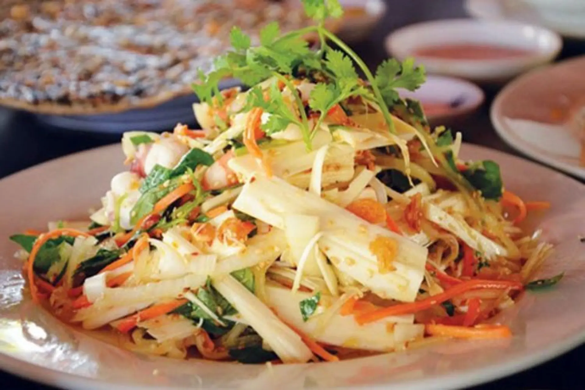Món gỏi này nổi tiếng với vị giòn ngọt, thanh mát của củ hủ dừa kết hợp cùng nước mắm chua ngọt đậm đà. (Nguồn: Sưu tầm)