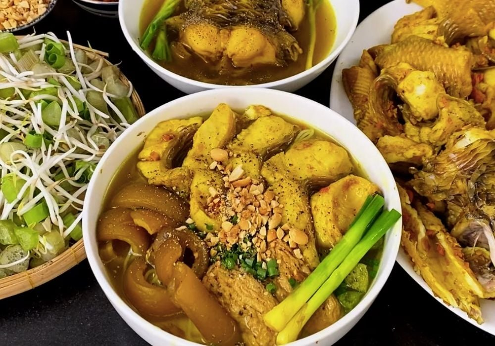 Nước lèo được nấu từ cá lóc (thường là cá lóc đồng) giã nhuyễn kết hợp với củ nghệ tươi. (Nguồn: Sưu tầm)